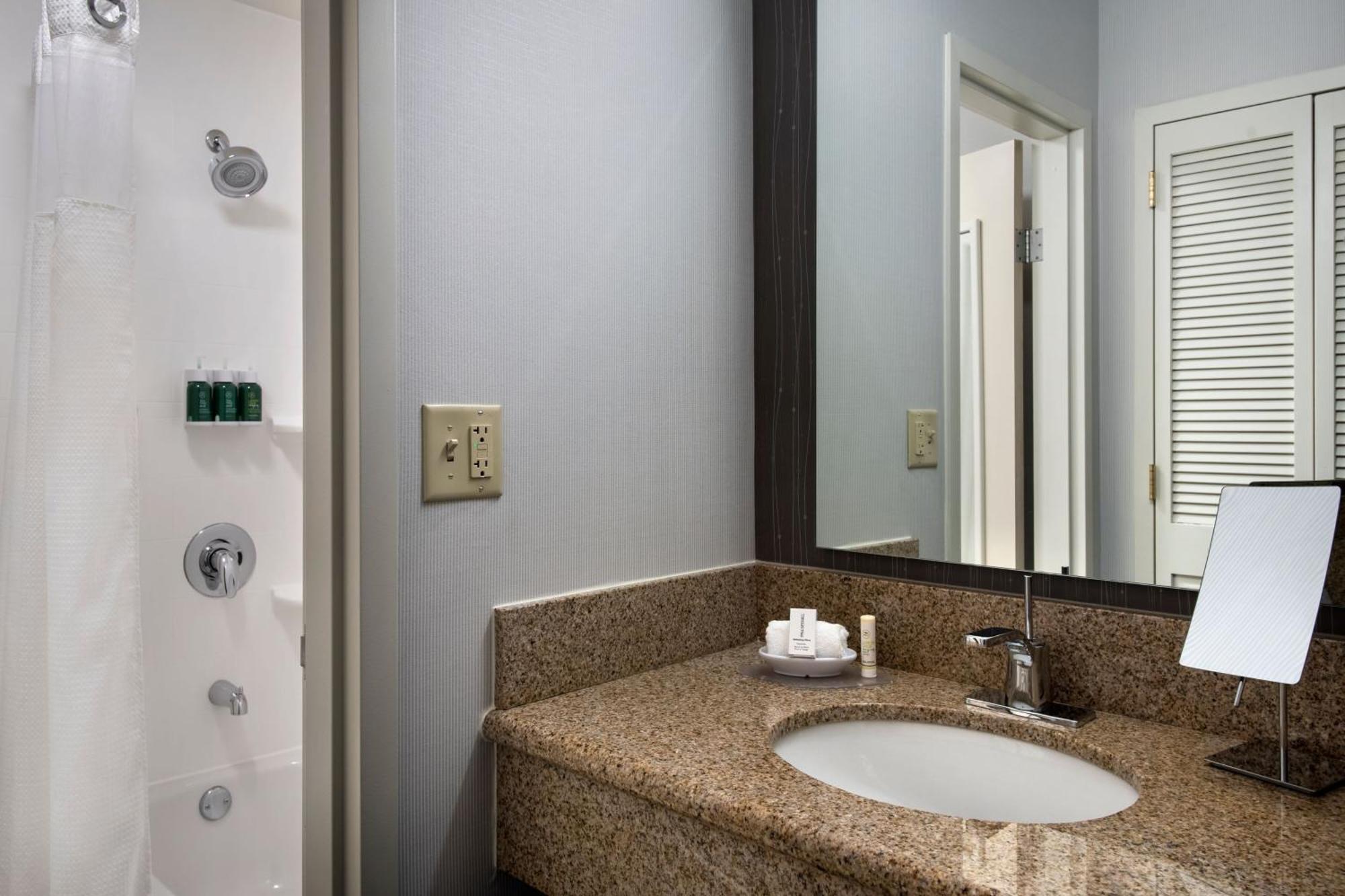 Отель Courtyard By Marriott Маува Экстерьер фото